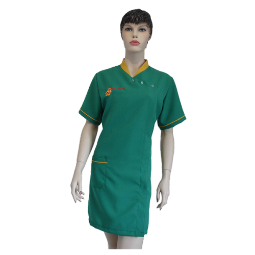 Bata abertura lateral c/mola, meia manga, dois bolsos inferiores, pequeno cinto traseiro.