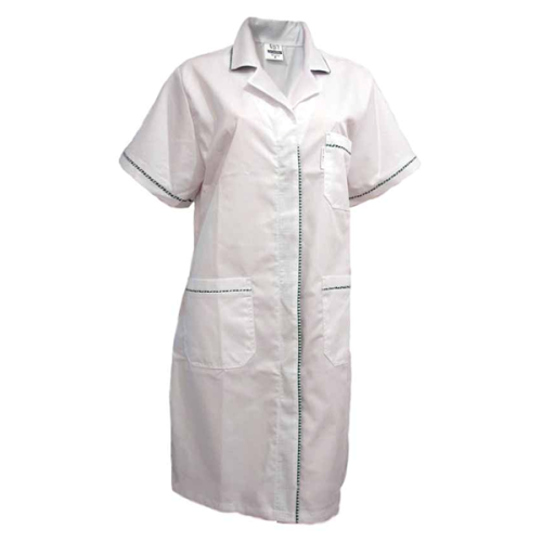 Bata senhora abertura frontal c/botão ou mola e lapela de proteção, meia manga, decoração em popeline, um bolso superior e dois inferiores.