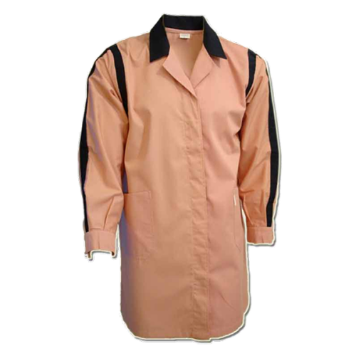 Bata abertura frontal c/mola ou botão e lapela de proteção, manga comprida, faixa decorativa circular nos ombros, na junção c/as mangas, fole expansão nas costas em 2ª cor, faixa longitudinal decorativa nos braços, decoração em 2ª cor, dois bolsos inferiores, dois ilhós respiração em cada axila.