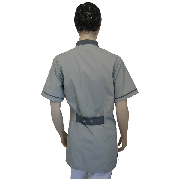 Túnica , abertura lateral c/mola e lapela de proteção, um bolso inferior direito, efeito decorativo, meia manga, pequeno cinto traseiro c/ajuste. - Imagem de 3