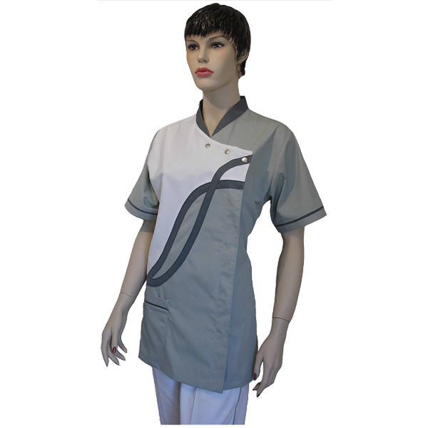 Túnica , abertura lateral c/mola e lapela de proteção, um bolso inferior direito, efeito decorativo, meia manga, pequeno cinto traseiro c/ajuste. - Imagem de 2