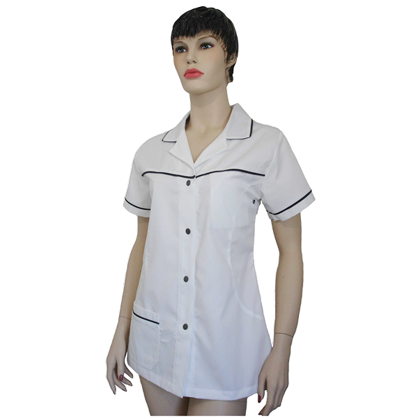 Túnica abertura frontal c/botão ou mola, meia manga, cabeção frontal e traseiro avivado, modelo cintado, pequeno cinto traseiro avivado cosido, decoração em 2ª cor, um bolso inferior direito e outro superior esquerdo embutido, dois ilhós respiração em cada axila.