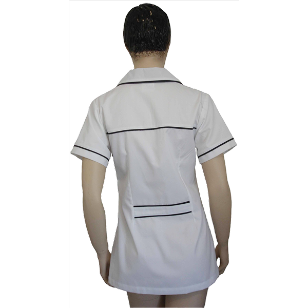 Túnica abertura frontal c/botão ou mola, meia manga, cabeção frontal e traseiro avivado, modelo cintado, pequeno cinto traseiro avivado cosido, decoração em 2ª cor, um bolso inferior direito e outro superior esquerdo embutido, dois ilhós respiração em cada axila. - Imagem de 2